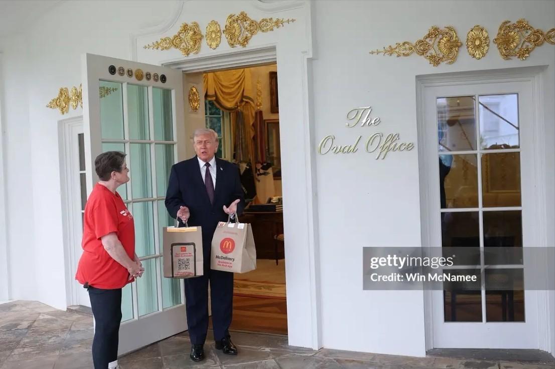 又被特靠谱给骗了！4月13日一位麦当劳女送餐员到白宫给特朗普送餐，不仅特朗普亲自