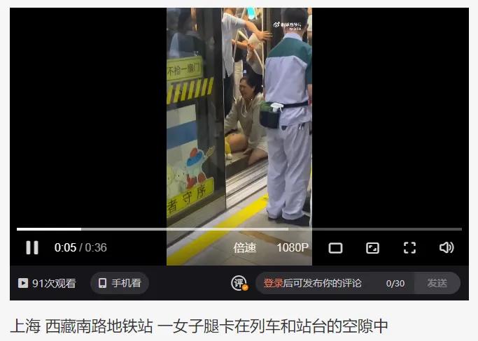 “宁等一列车，不抢一扇门”，字大家都认识，看了之后会不会照着做，另说。