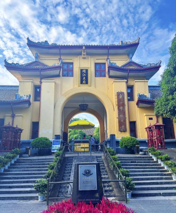 洗车时车内起火，竟是它惹祸
亲爱的朋友们大家好，我是海林小百科，今天我们来看看。