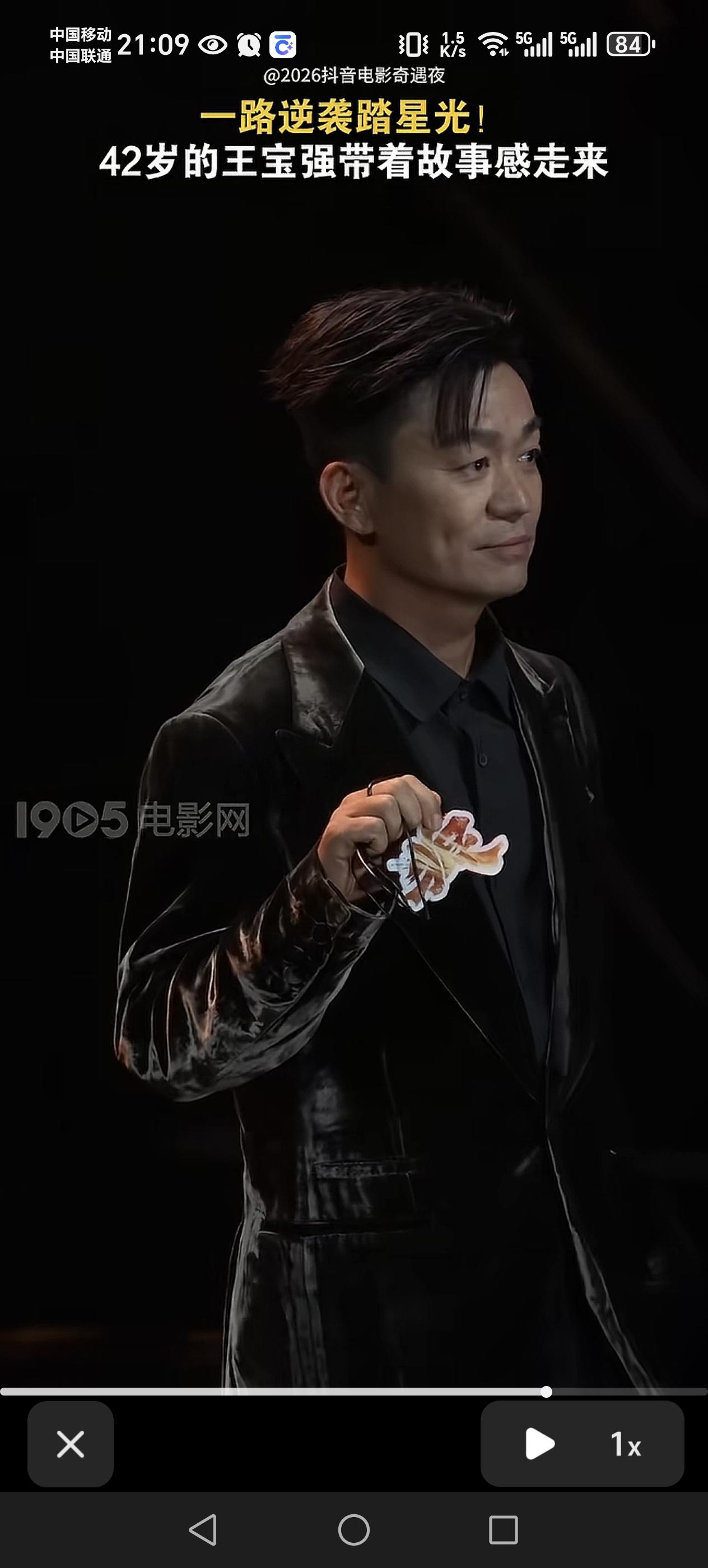 42岁的王宝强带着岁月感走来了！

他真的是草根逆袭的榜样，农家出身无背景无资源