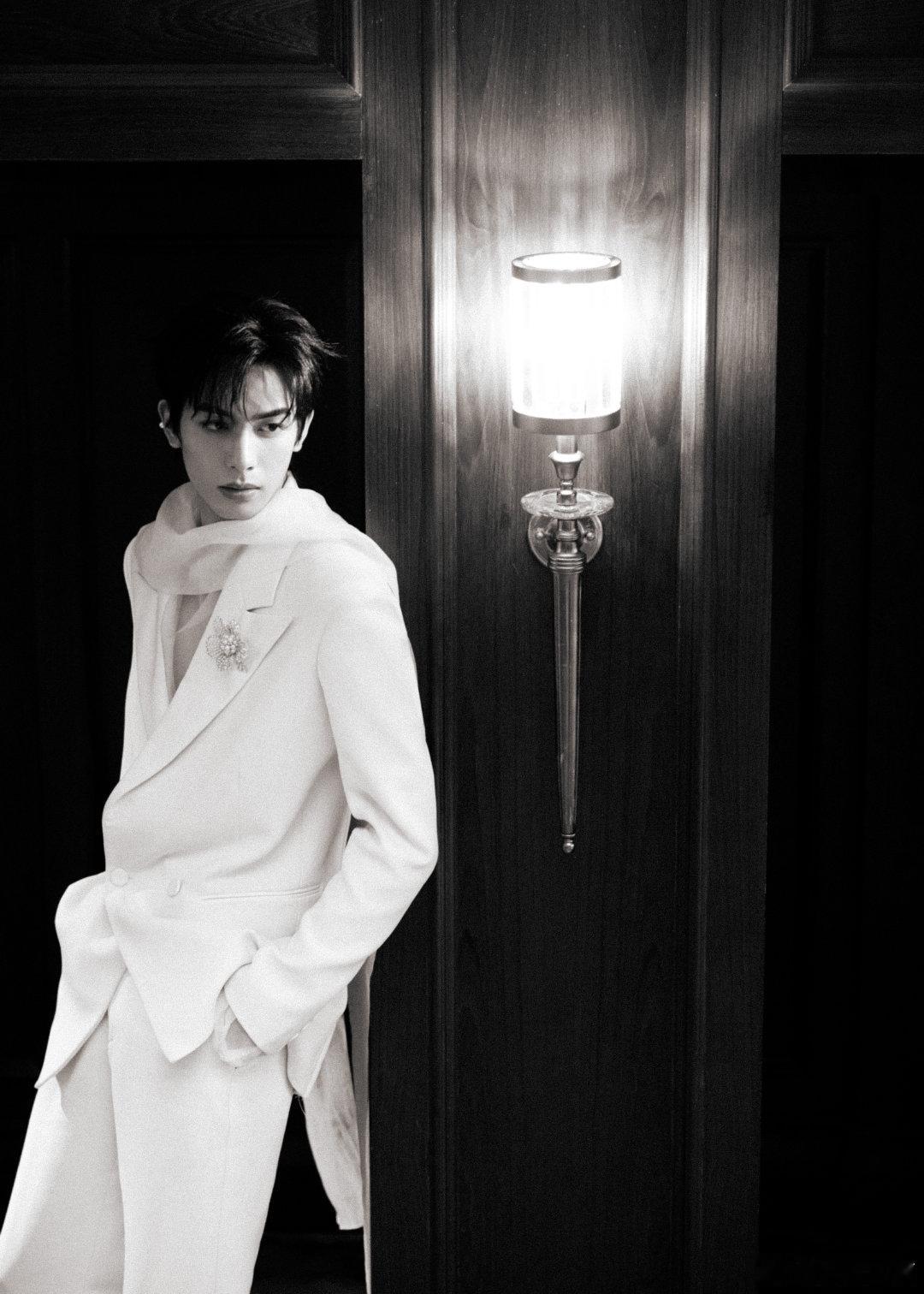 #宋威龙深V白西装#宋威龙帅得很轻松呀，气质这块直接拿捏 ​​​