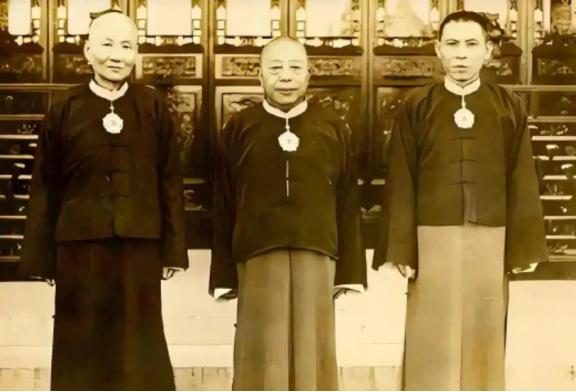 1916年，清末首富盛宣怀留下1300多万两白银的遗产，折合现在约100多亿元。