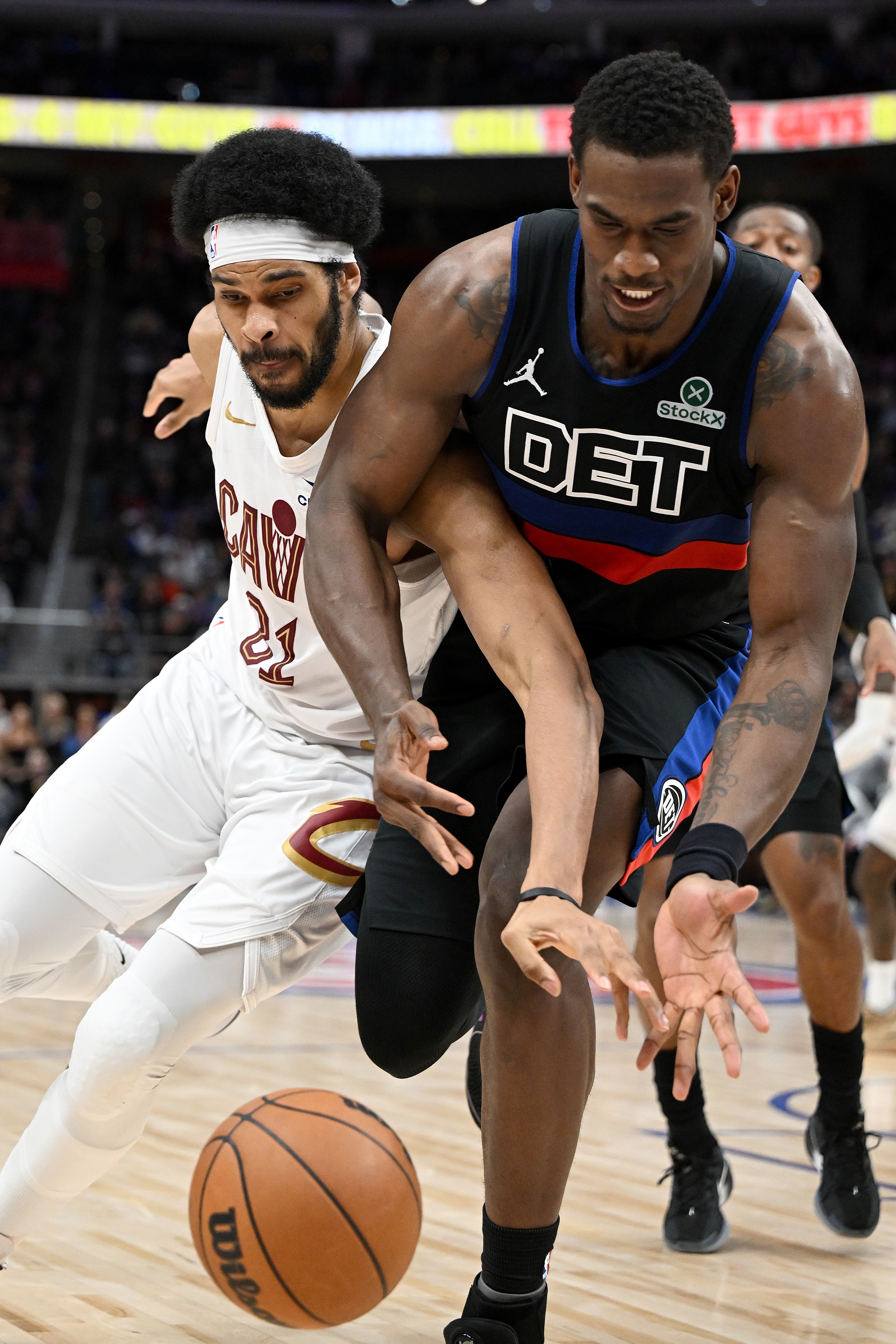 阿特金森表示，关于贾勒特·阿伦唯一的伤情更新是，他是在一次膝盖对撞中受伤的。活塞