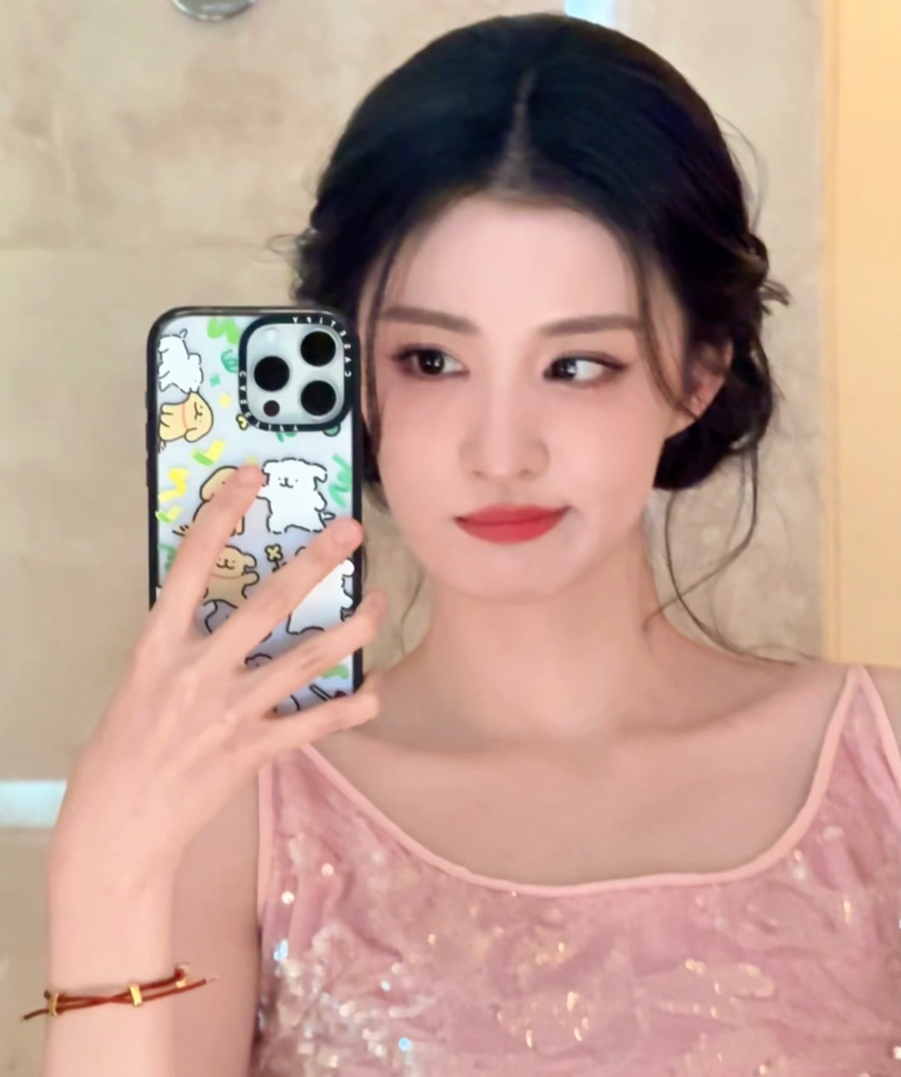 真的很难不爱王楚然这种自然的美女。 