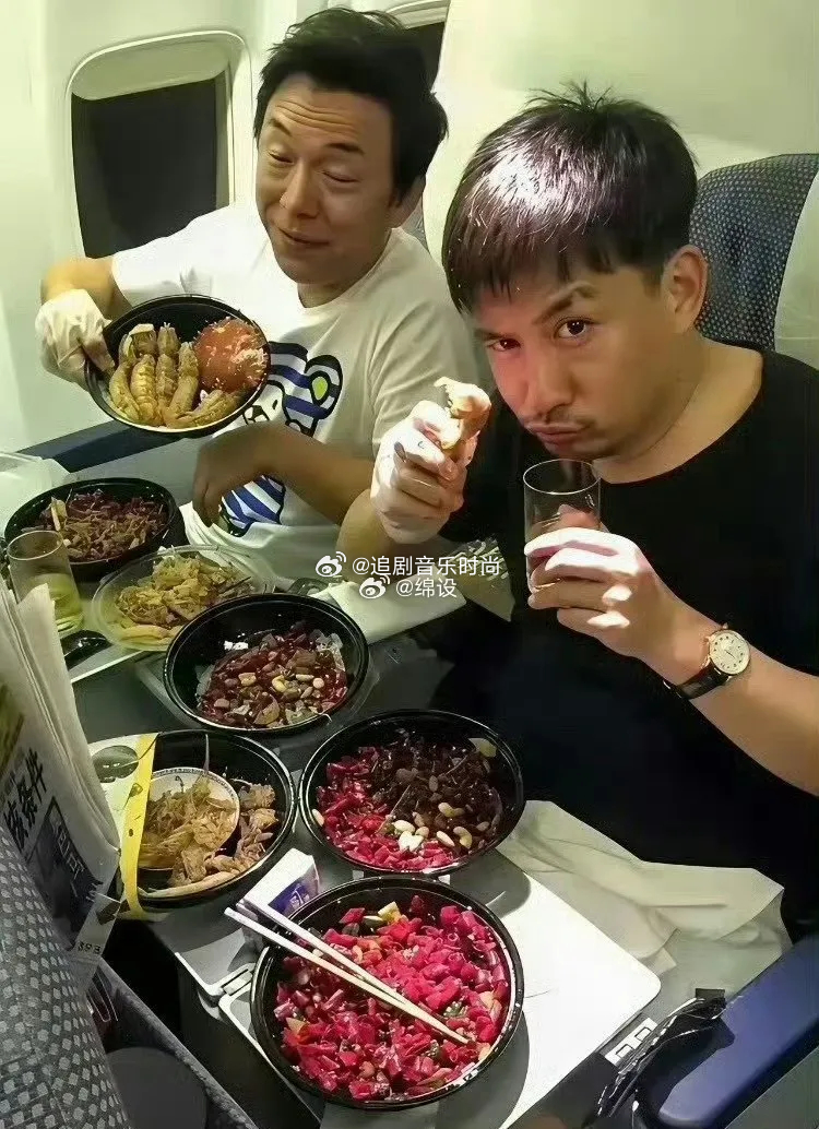 就想问问，飞机上什么舱位，是这样用餐的啊，还是这样分开装的？ ​​​