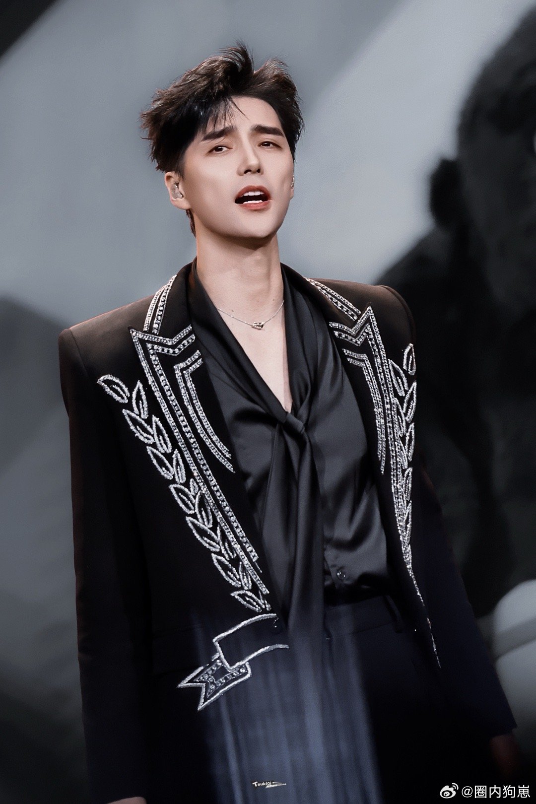 谁懂阿云嘎唱葫芦娃的反差感阿云嘎穿最A西服唱最萌《葫芦娃》，低音炮飙“一根藤上七