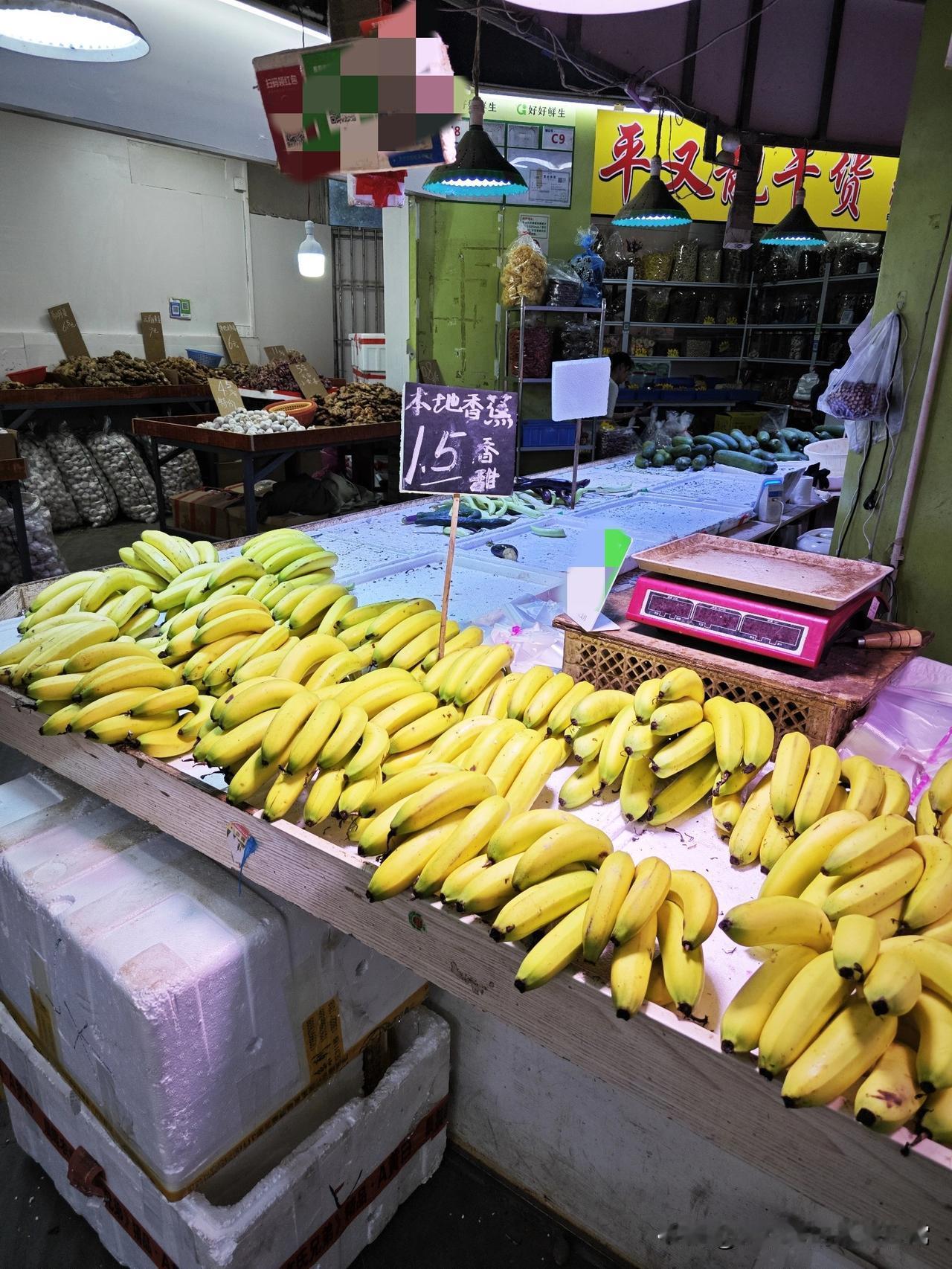 佛山这菜市场是来卷死水果店的吧!
 
谁逛佛山菜市场能不迷糊啊！一进市场水果摊直