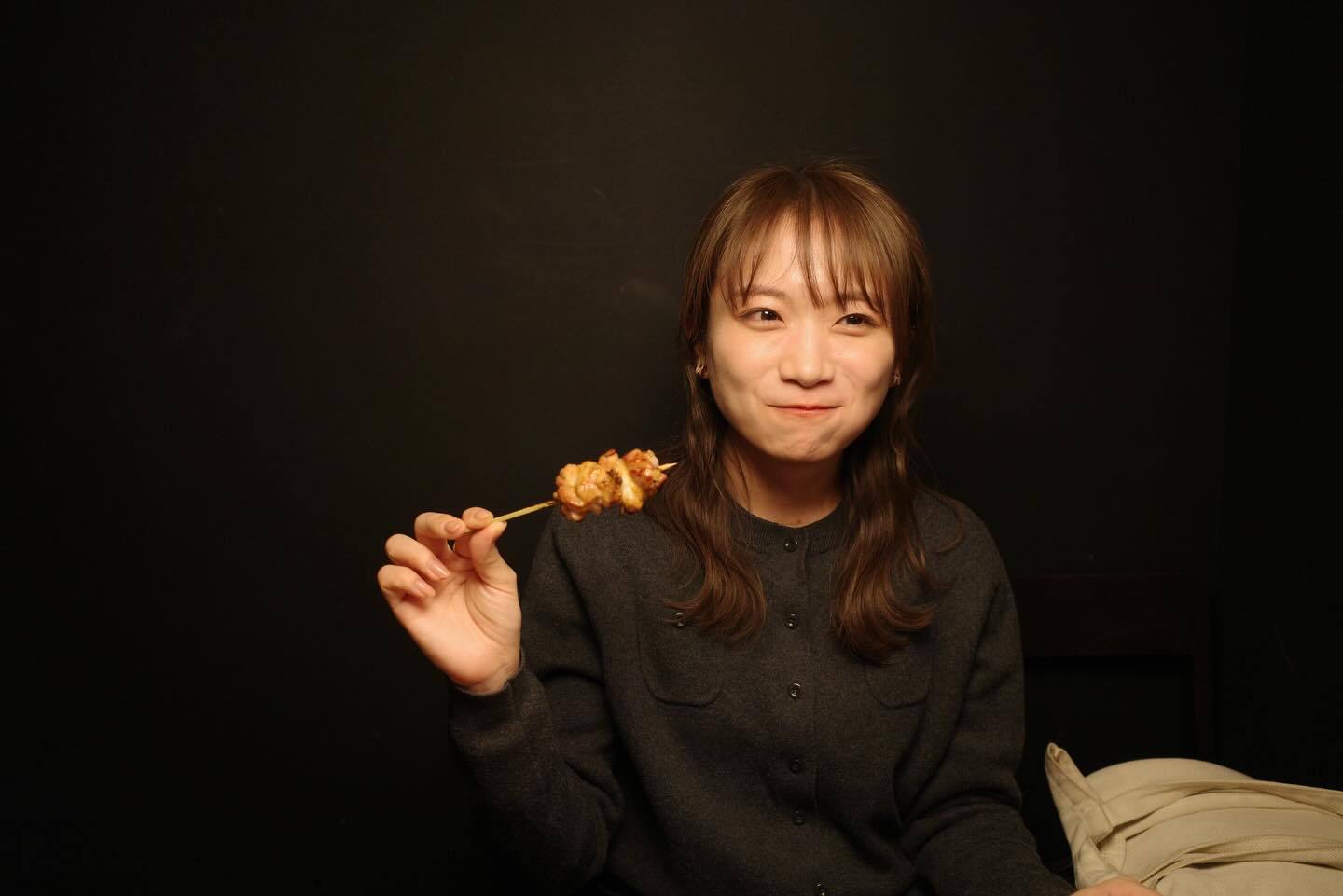秋元真夏「もぐもぐ😋　焼き鳥 」　manatsugram