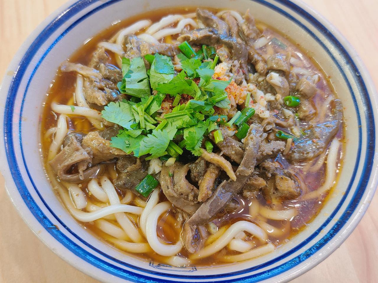 深圳南山科兴科学园（就是前段时间热议的腾讯搬走了的园区）有一家东四胡同四宝牛杂面