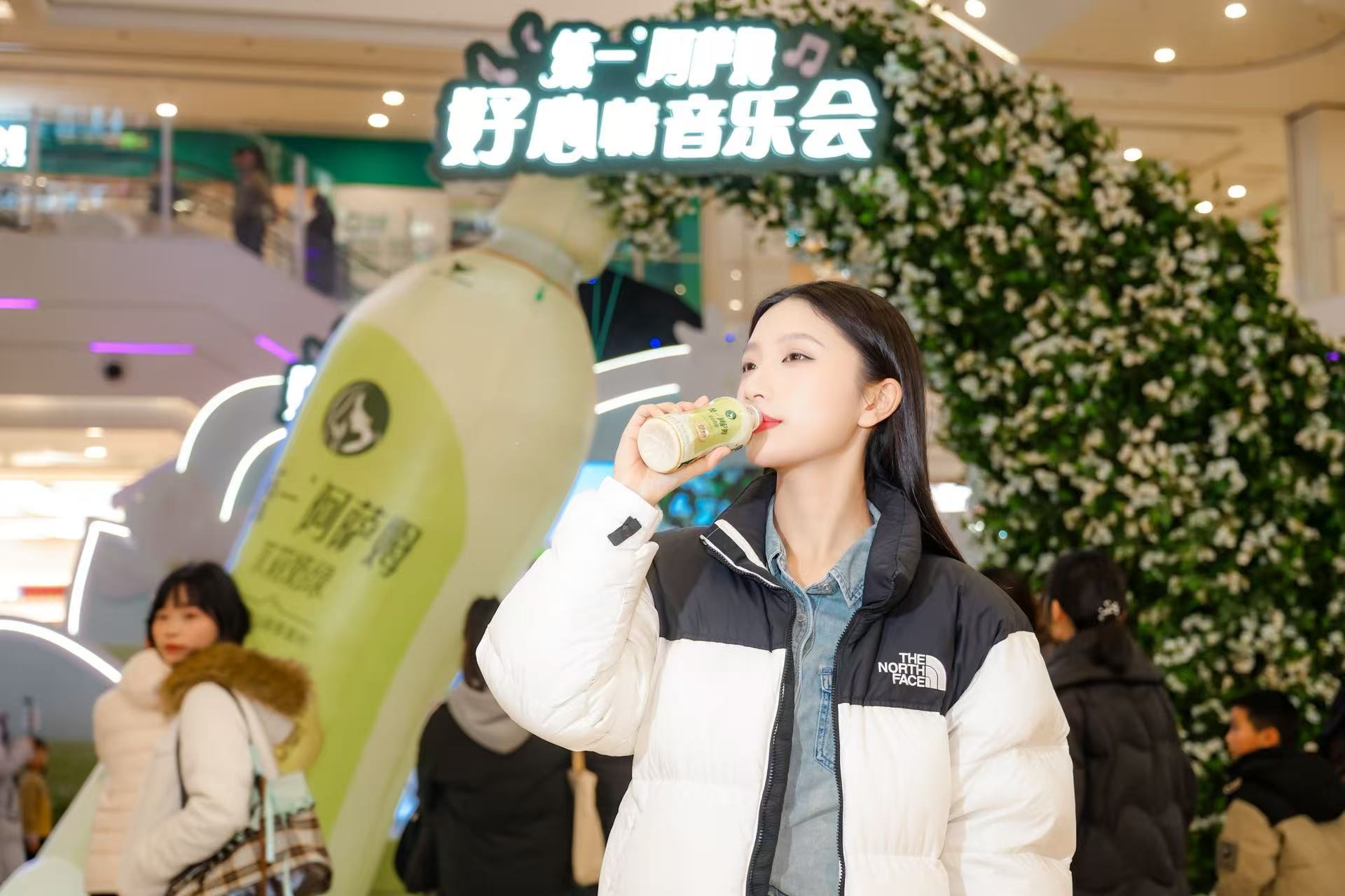 跨年的朋友圈内卷大赛我赢了！茉莉瀑布逆光拍、拍报机好心情拍、泡泡雨氛围感拍，3 