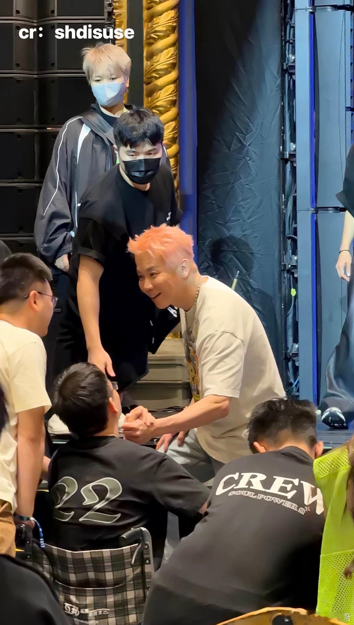 陶喆下台给坐轮椅歌迷签名 被暖到了！新专辑签唱会上海场有一位行动不便的歌迷，陶喆