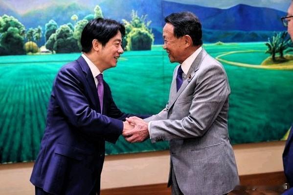 近日，台海出现了一对跳梁小丑，他们是赖某某与石某，两位志同道合，都做了叛徒。
一