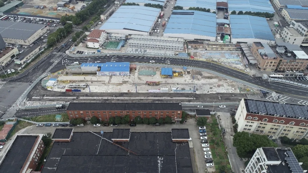 19号线 联曹路站完成二阶段导改近日，上海市轨道交通19号线工程土建2标联曹路站