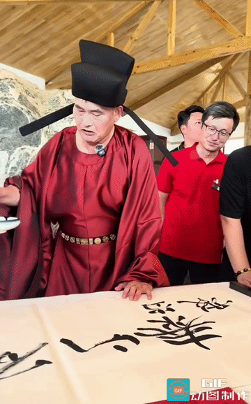 有嗓子，不证明你有脑子，大衣哥，收手吧
 
草根歌手大衣哥的字，被炒到大几千甚至