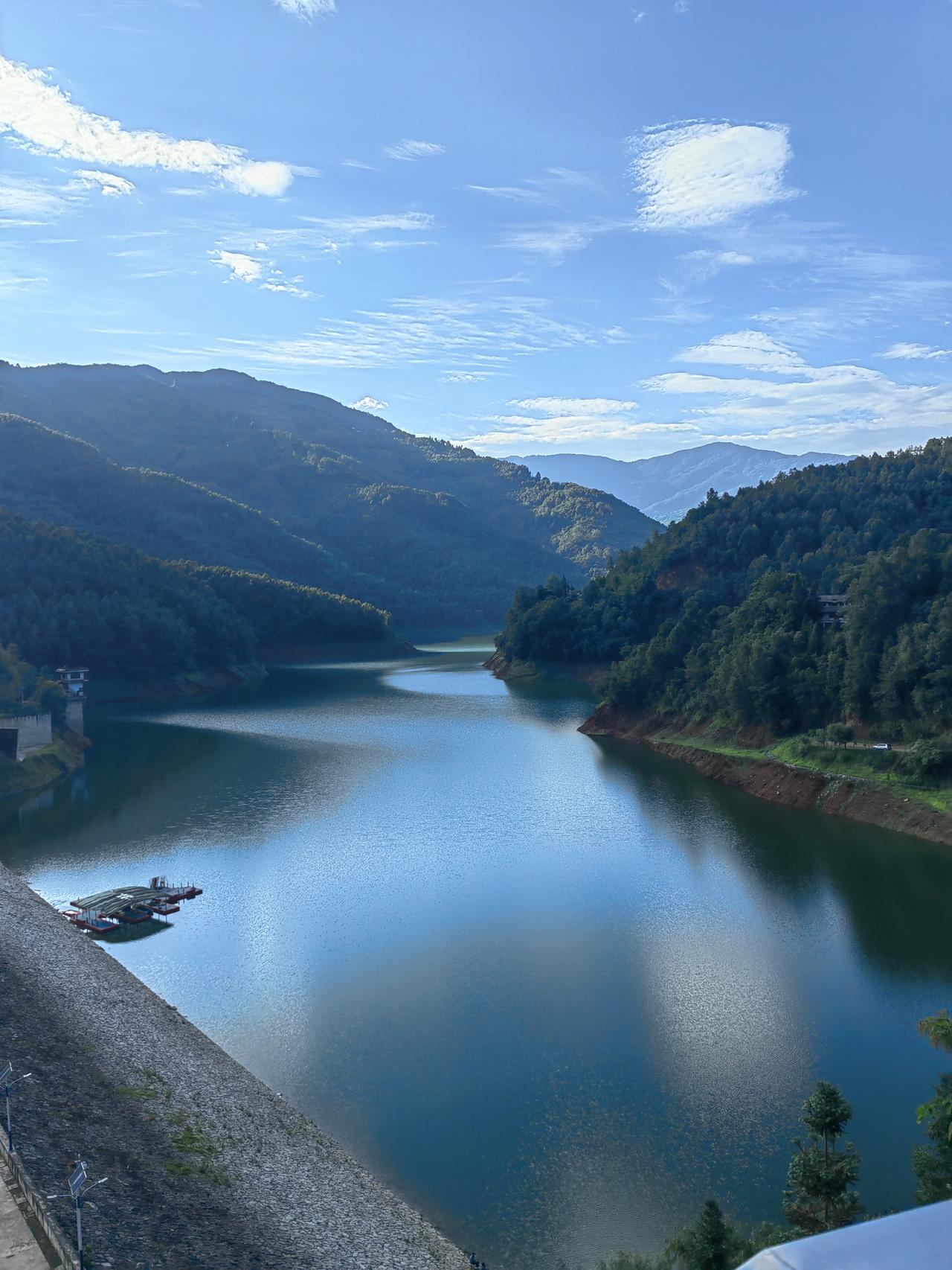 黄仁勋:世界顶级富豪做生意也一样。只要给我生意做，谁的马屁都可以拍，这才是生意人