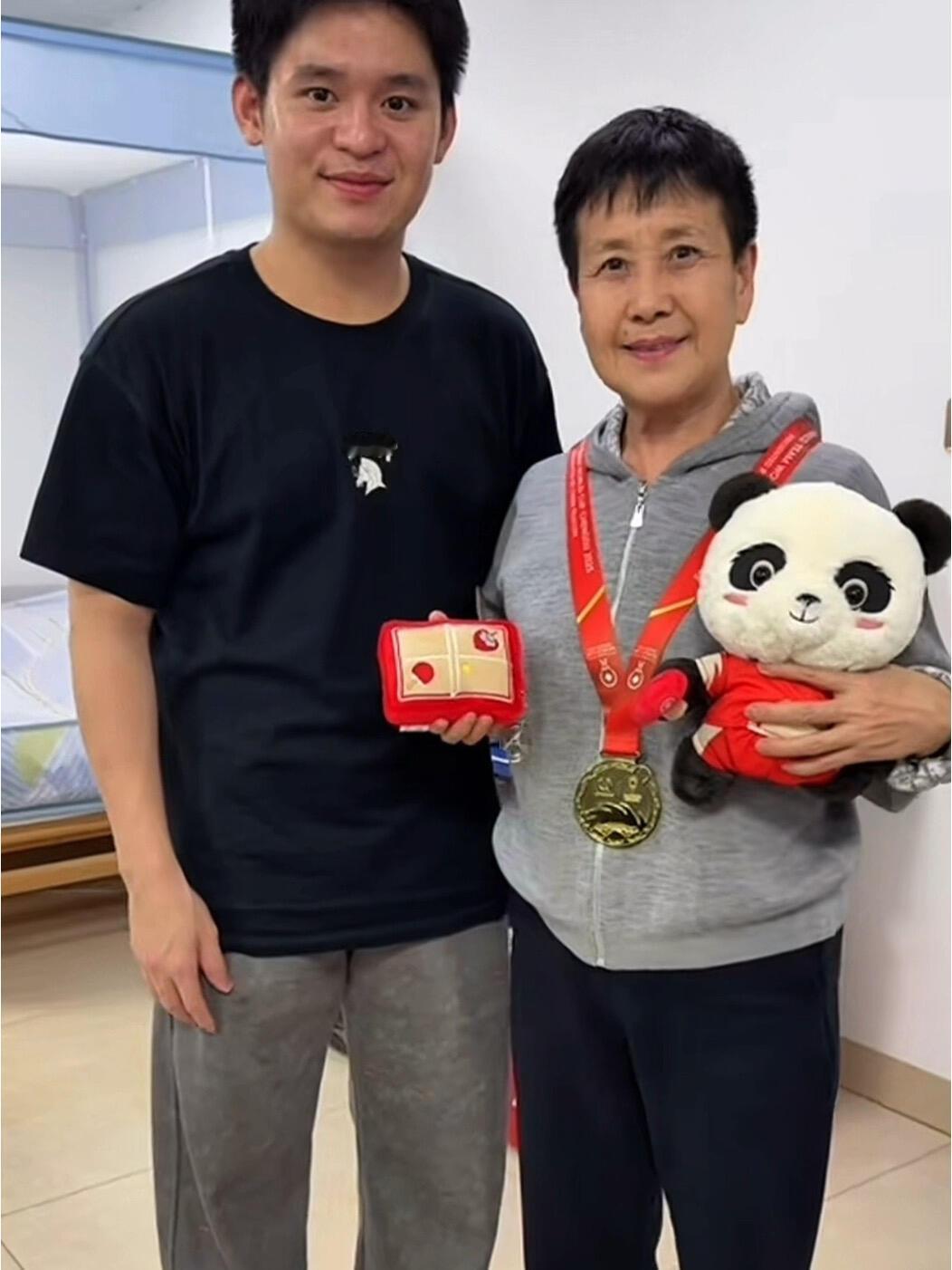 林诗栋又去看自己的启蒙老师了，海南的独苗，打出来很不容易，小石头棒！
自己的荣誉