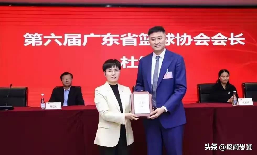 杜锋正在重蹈兼任国家队主教练的覆辙。
人的精力毕竟是有限的。所以，任何人只有专注