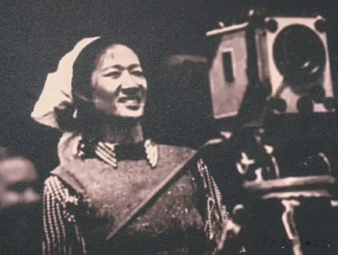 1949年10月1日。在开国大典的天安门城楼上，瞿独伊正对着麦克风，用流利、激昂