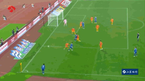 宿迁队开场闪击苏超宿迁队vs南京队开场5分钟，宿迁队界外球，张桐瑞门前捅射破门，