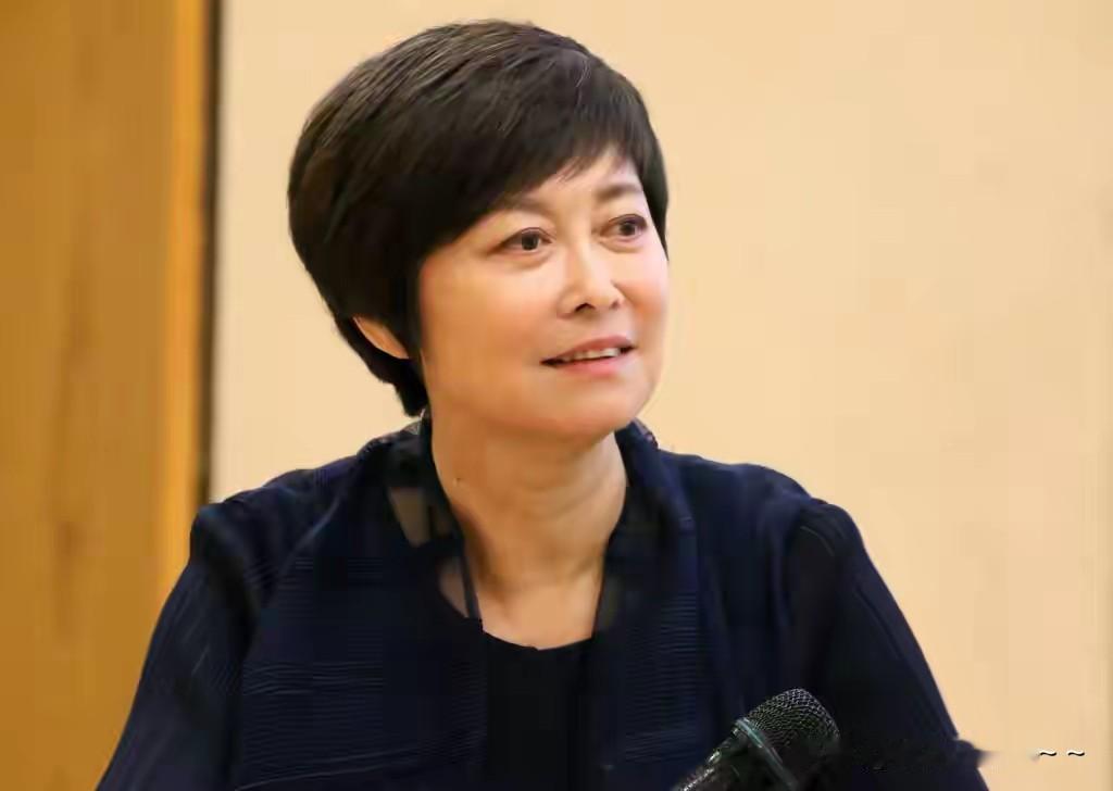 …有口皆碑啊，[赞]
敬一丹在行业内的地位和影响力太大了？看看这么多媒体人对她进