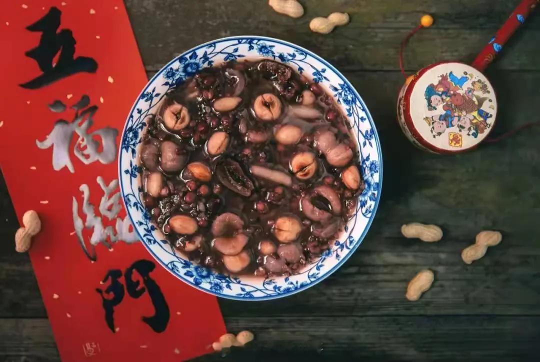 腊八“小孩小孩你别馋，过了腊八就是年。”今儿个腊八，一大清早，我就被这句熟悉的童