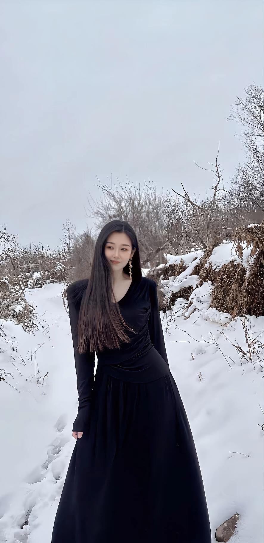 冬日黑裙仙子，雪地漫步，优雅动人。