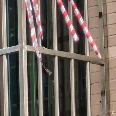大神们，谁知道窗户上绑这个是什么意思 