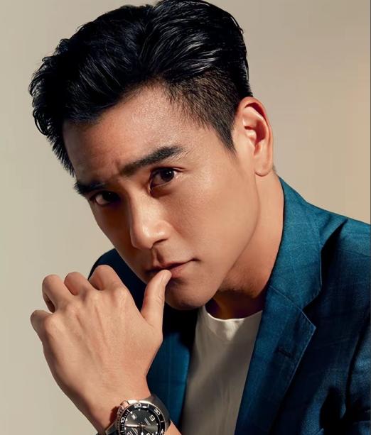 鲁豫问彭于晏："在你人生中，父母、爱人、事业，哪个排在第一？"彭于晏脱囗而出："