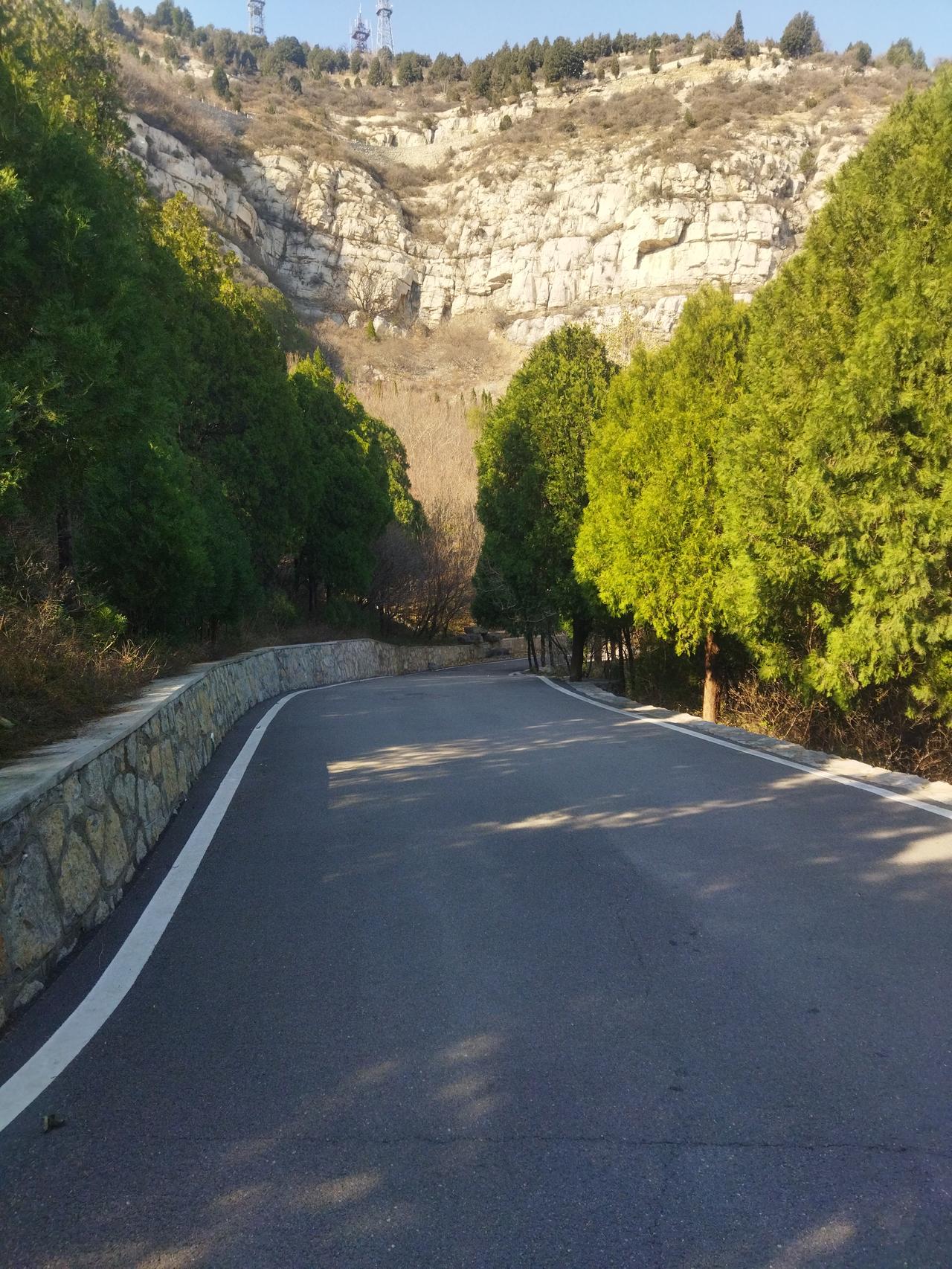 特别是到山里面去。没有多少人，走在寂静的山林。
累了就坐下歇歇，晒晒太阳，看看风