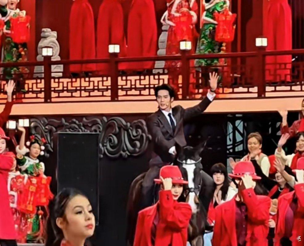 辽宁春晚 于适骑马出场我去，于适竟然骑马上辽宁春晚了，春晚有史以来第一个骑马入场