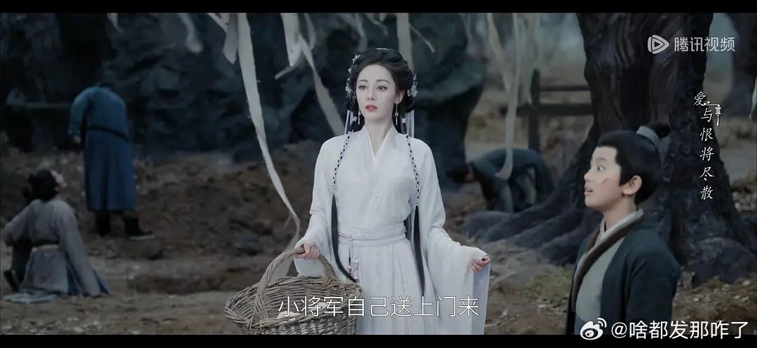 迪丽热巴白日提灯滤镜好违和的一张脸～ 