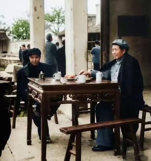 1954年3月，毛主席在杭州主持起草新中国第一部宪法。其间他冒着蒙蒙细雨，在时任