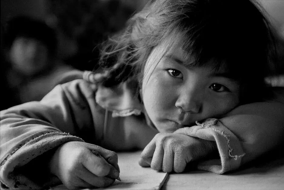 中国希望工程摄影纪实:
1999年2月，山西省静乐县赤泥洼羊丈村小学校，课堂上的