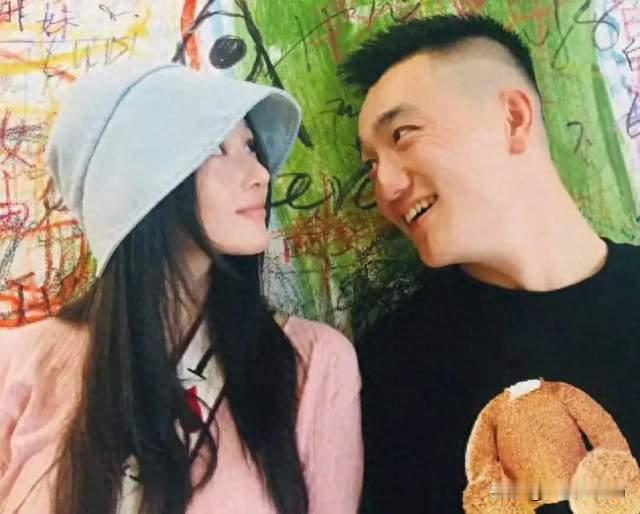 张馨予陪老公在广州看车，她背了4w的包，何捷看老婆的眼神好宠溺