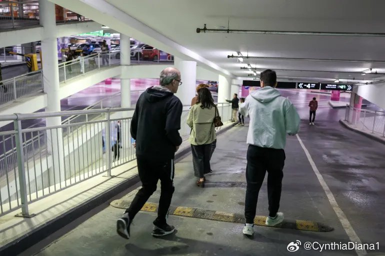 照片：人们在特拉维夫警笛声中避难(格林威治标准时间08：52) 