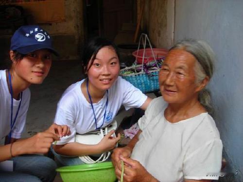 这一天，我回到老家院子。
阳光撒在院子里格外明亮，还是从前那个样子；风轻轻吹着，