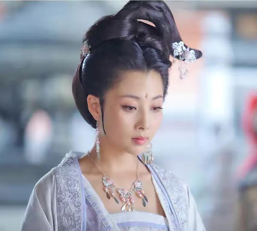 968年，降妃花蕊夫人陪宋太祖赵匡胤打猎。酒席宴上，太祖兄弟赵光义突然拉弓，对着
