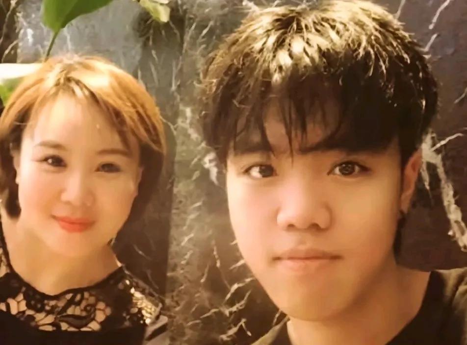 我终于知道王小利的两个儿子为什么长的不像了。
原因来自妈妈。王亮小眼睛随温美玲，