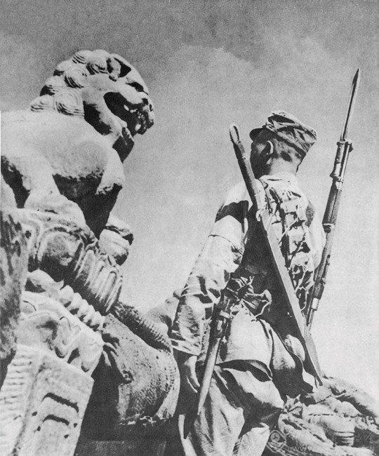 1937年，七七事变期间，一名29军的战士全副武装的望向远方，守卫着卢沟桥。七七