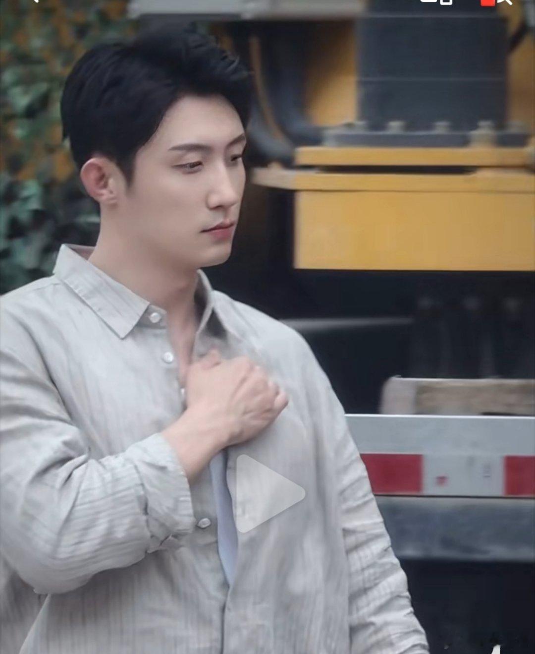 正好刷到一个健身博主的视频，他在干什么？松解胸小肌，可以缓解斜方肌代偿，翼状肩胛