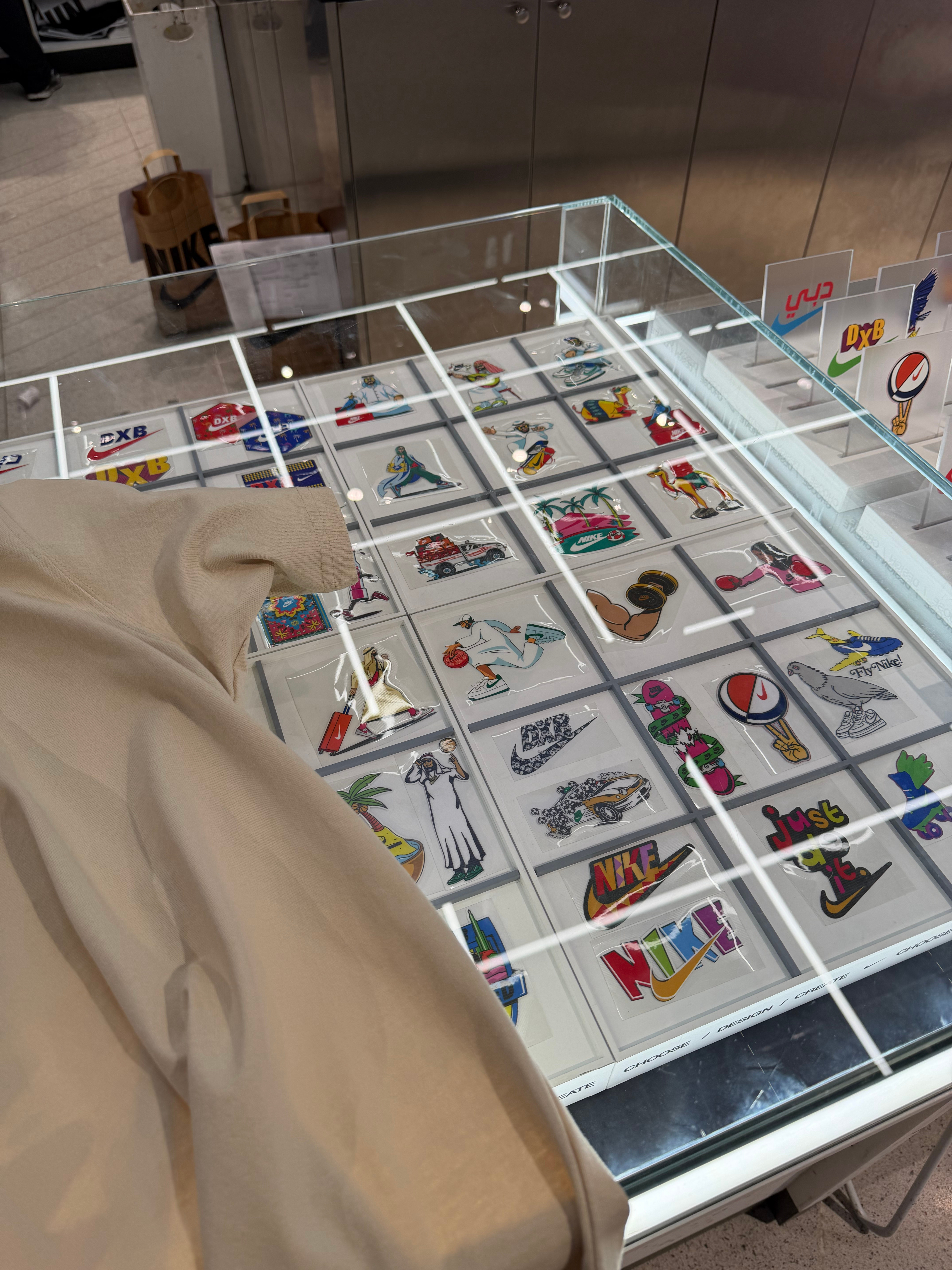 强力安利迪拜Mall的耐克旗舰店DIY店员会根据你的中文和英文名字翻译成阿拉伯语