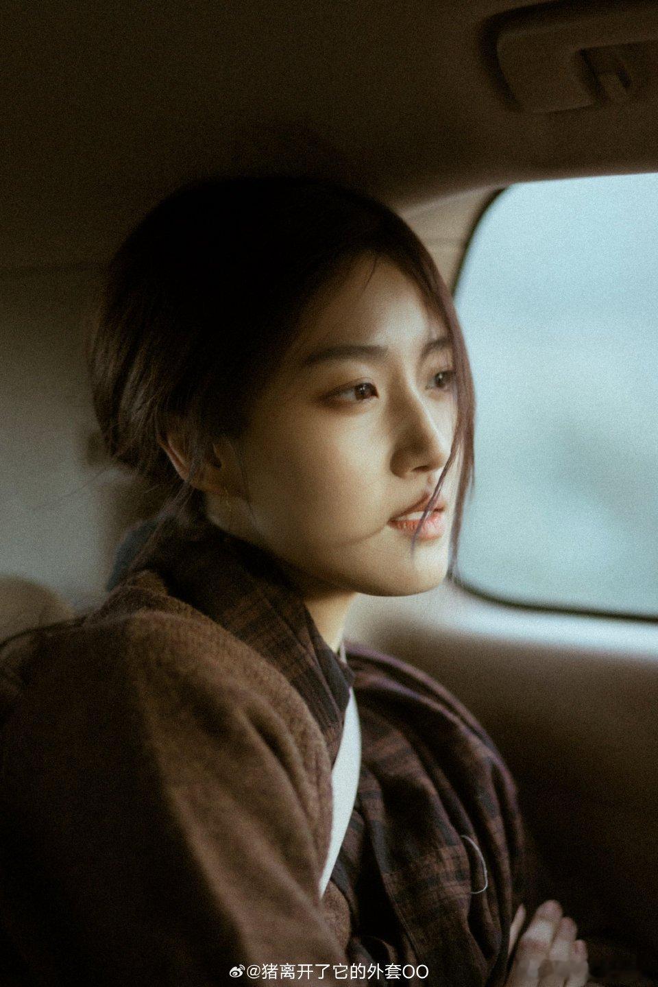 卢昱晓清冷写真大片，小言女主既视感