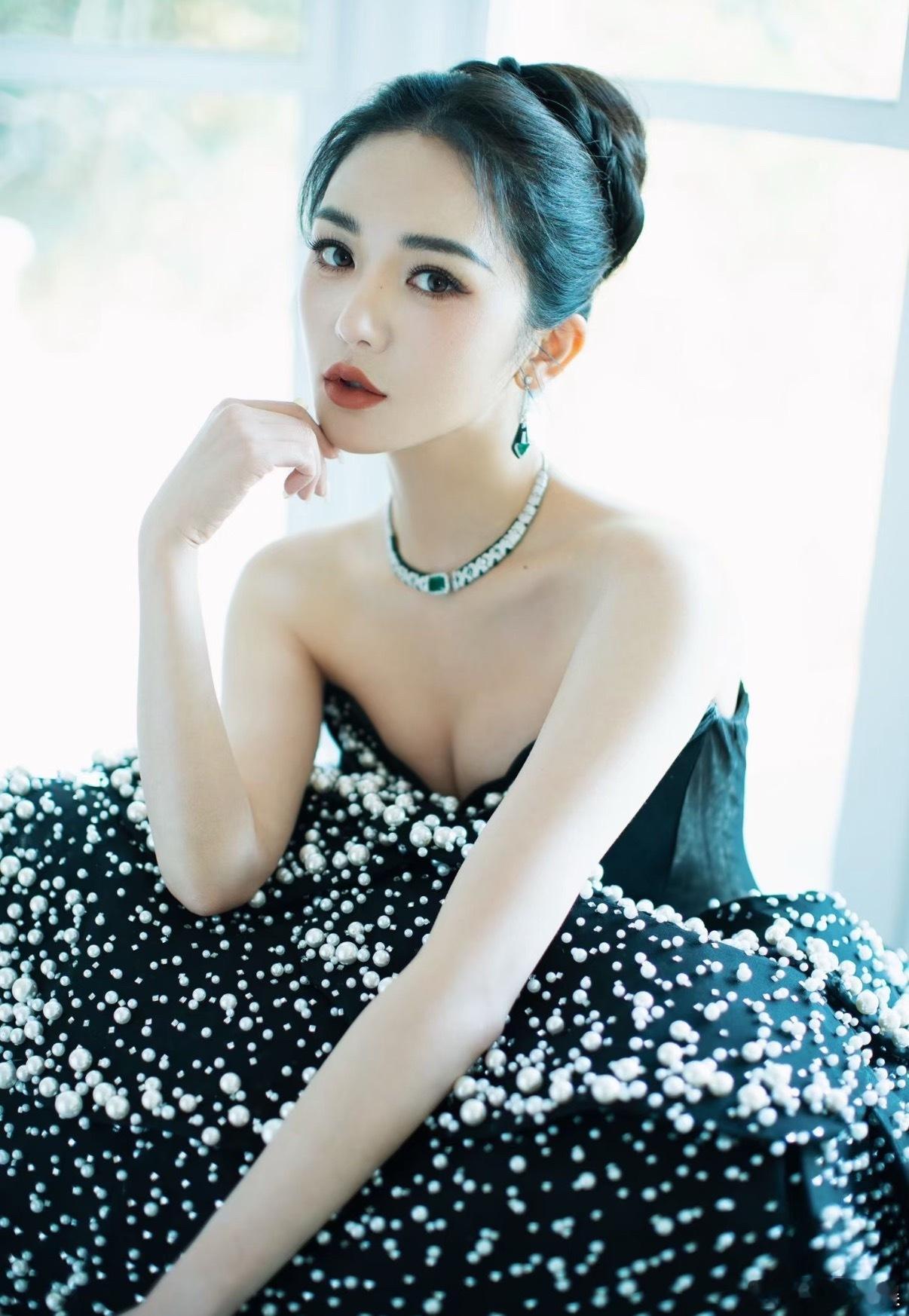 靳梦佳是因为变得太瘦了所以长相也变了吗，感觉和之前有点点不一样了 