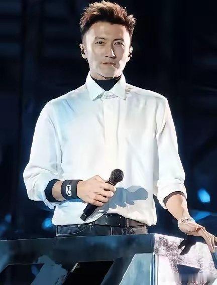 我能接受谢霆锋已经46岁！能接受他选择不领证！可实在扛不住，46岁开演唱会依旧帅