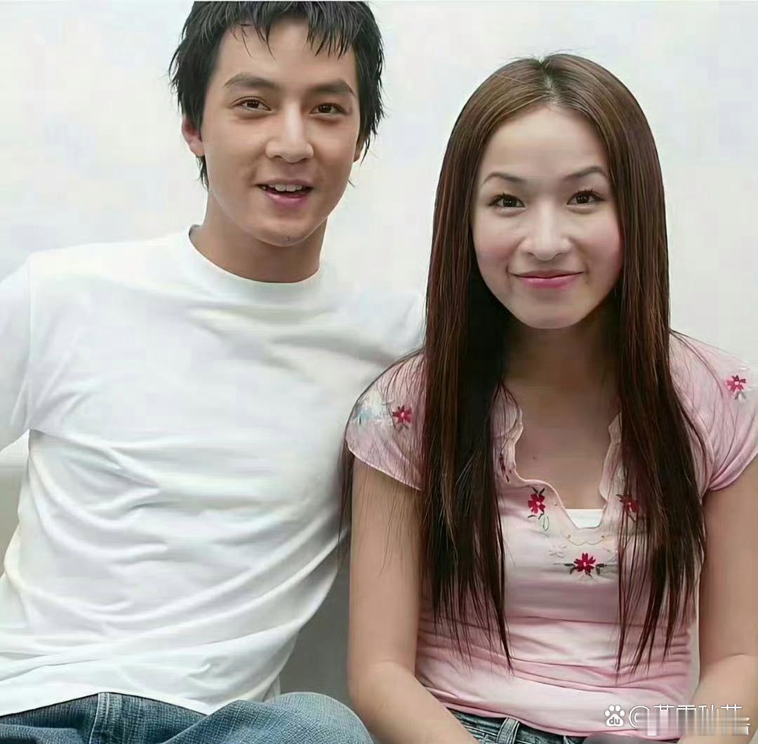 这个时候的萧亚轩还没割双眼皮，据说这个眼妆是造型师用了三个小时化出来的，你们觉得