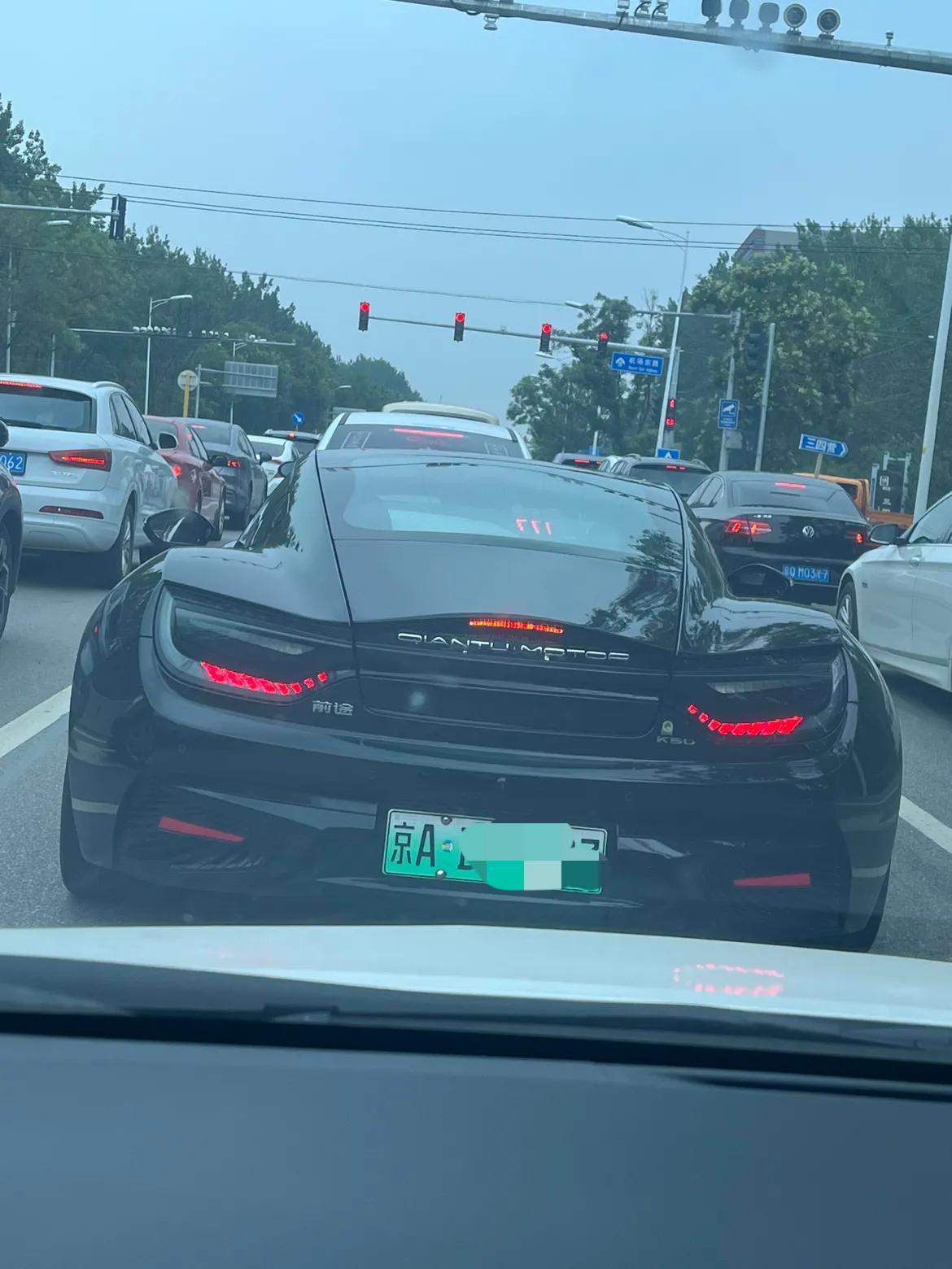 国产跑车，这是什么牌子的？京A少爷买来玩的？

像一只丑蛤蟆，感觉厂家明白想要做