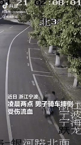 浙江宁波，凌晨两点，一男子骑车不小心撞到树，他摔倒了受伤起不来，路过女子看到这一