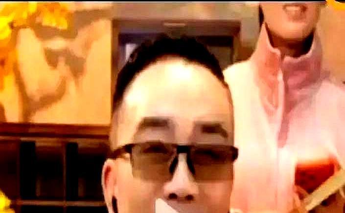 见过什么叫骨头都软了吗？
郭德纲在侯耀文灵堂前，整个人像被抽了筋，死死扒着棺材边