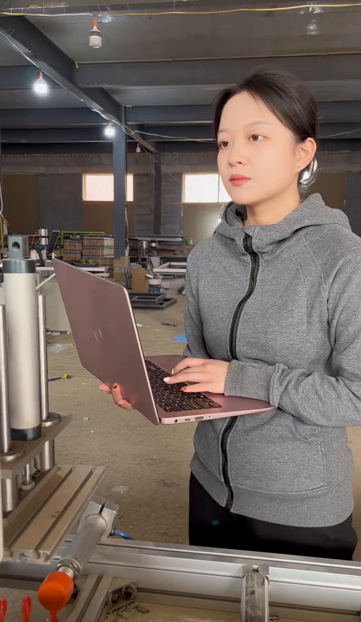 出差不是折磨，是入场券。
自动化这行，不跑现场，工资就低一截。
刚毕业的小伙，能