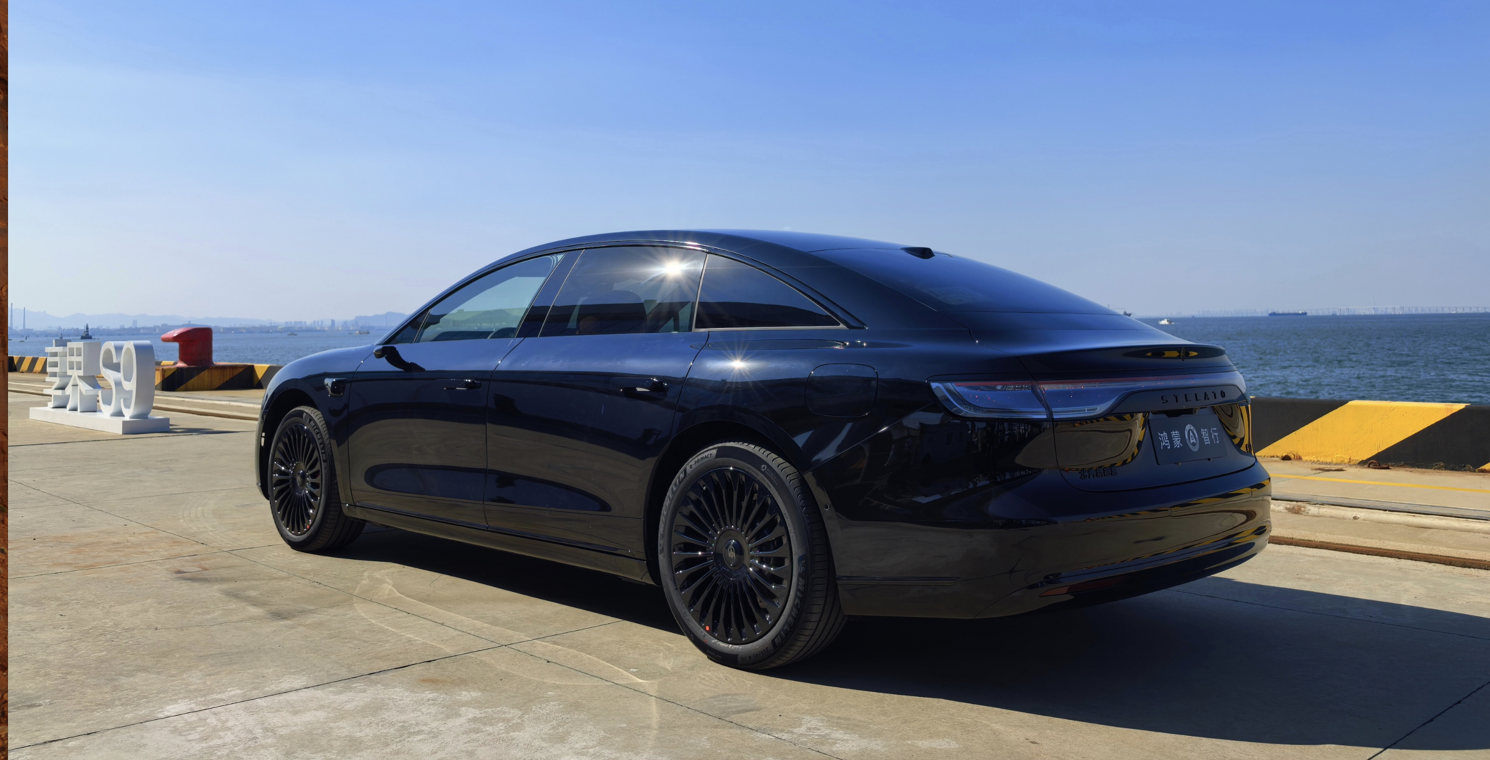 之前我不是说新款享界S9也有黑曜套件可选么，这是真的。真身现身，这是新款享界S9